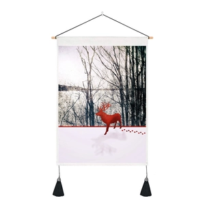 Nordischer Wandteppich mit rotem Rentier im Winterwald und schwarzen Quasten
