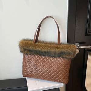 Women Quilted PU Leather Tote Bag With Faux Fur Trim Large Capacity Winter Fashion Niche Shoulder Handbag