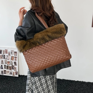 Brown quilted tote bag with faux fur trim and wide strap, stylish winter shoulder bag