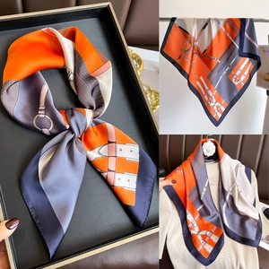Vues détaillées d'un foulard en soie de qualité avec motifs équestres orange et gris