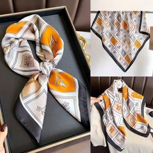 Détail du foulard en soie à imprimé équestre avec motifs de chevaux et satin
