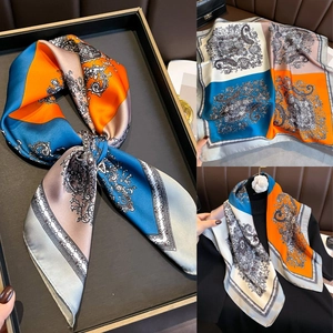 Vue détaillée du foulard en soie à motif paisley avec design color-block de luxe