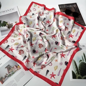 Foulard in seta avorio con stampa di stelle marine e bordo rosso per la protezione solare