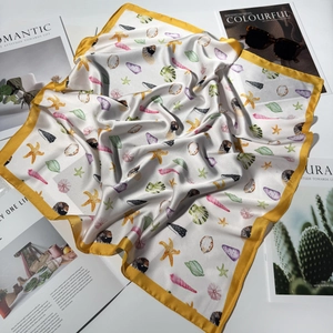 Foulard quadrato in seta con stampe di stelle marine e conchiglie per la protezione solare