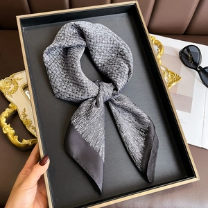 Élégant Foulard Carré Pour Femmes Polyester Satin Sensation Satin Imprimé Floral Léopard Bandana Décoratif Accessoire Cou