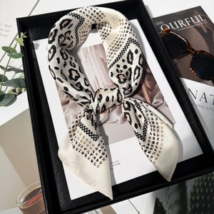 Leopard Print Square Scarf Satin Satin Like Neck Head Wrap Fashion Animal Pattern Accessories For Women Elegant Contrasting Border