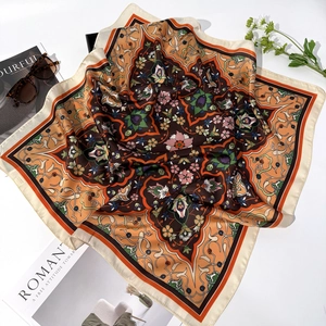 Carré de soie bohème 70cm à motif paisley avec lunettes de soleil et accessoires mode