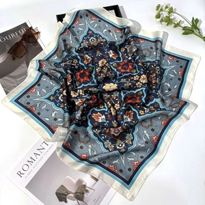 Carré de soie de 70cm à motif cachemire bleu marine avec imprimé bohème