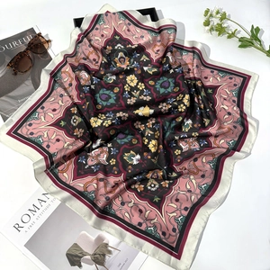 Carré de soie 70cm avec imprimé paisley bohème et finitions roulottées délicates