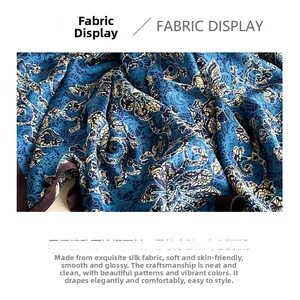 Gros plan d'un foulard en satin de soie avec imprimé papillon et texture douce