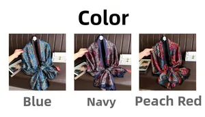 Détail de foulards en soie imprimés ethniques en bleu, bleu marine et rouge pêche