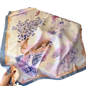 Élégant foulard en soie avec imprimés cerf et fleurs et bordure bleue sur blanc
