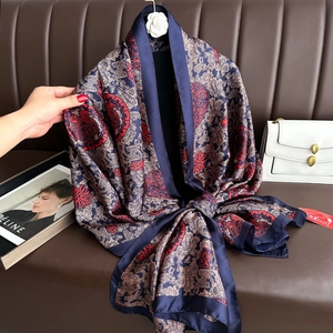 Écharpe longue en soie synthétique à imprimé paisley bleu marine avec fini satiné