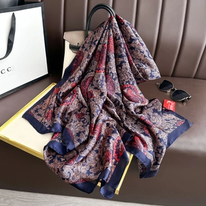 Vue détaillée de l'écharpe en soie bleue avec motifs cachemire rouges et classiques
