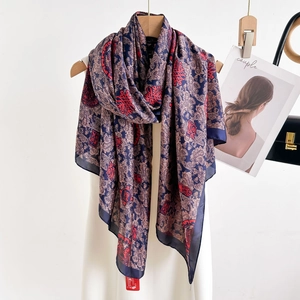 Écharpe longue en soie synthétique à motif paisley bleu marine et rouge sur cintre