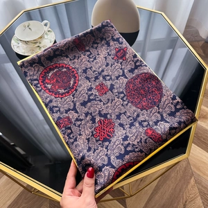 Gros plan d'imprimé cachemire ethnique sur foulard en soie bleu foncé élégant