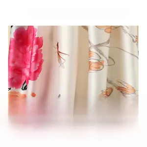 Détail du tissu Lijin aspect soie avec imprimé élégant de pivoines et mante religieuse