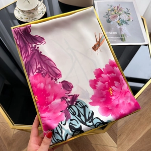 Écharpe élégante en soie imprimé pivoine présentée dans un coffret cadeau doré chic