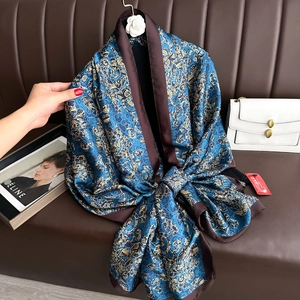 Écharpe en soie au motif ethnique baroque bleu marine et or avec des accessoires de mode