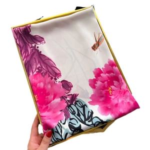Écharpe en soie à motif pivoine dans un coffret cadeau pour un style élégant