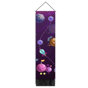 Tapisserie murale verticale astronaute avec planètes violettes et franges noires