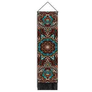 Tenture murale bohème verticale avec un design mandala coloré et des glands noirs