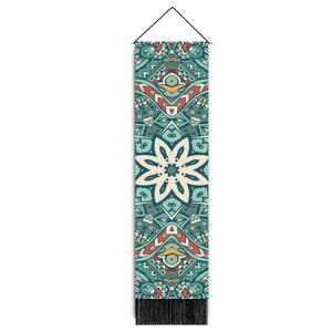 Détail de la tapisserie murale mandala bohème avec tige en bois et pompons noirs