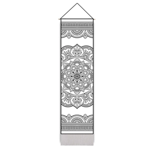 Détail d'une tapisserie mandala bohème avec tige en bois et texture de cordelette noire