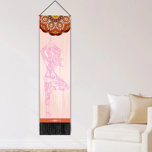 Nordisches Yoga-Wandtattoo mit Mandala-Design und rosa Silhouette an der Wand