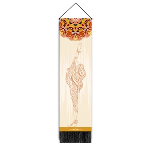 Detail eines böhmischen Yoga-Wandteppichs mit Mandala-Druck und schwarzen Fransenquasten