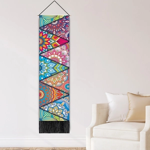 Tenture murale mandala bohème avec motifs colorés, barre en bois et franges noires