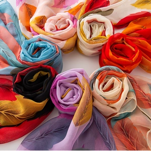 Chiffonschal mit buntem Blattdruck in einer stylischen, kreisförmigen Blumenanordnung