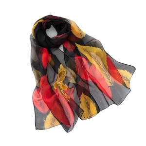 Leichter Chiffonschal mit Herbstahornblatt-Drucken auf einem glatten schwarzen Grund