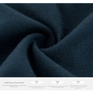 Détail du tricot bleu canard montrant les normes de sécurité pour t-shirts enfants