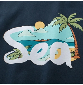 Gros plan sur l'imprimé palmier tropical et texte Sea sur T-shirt enfant bleu marine