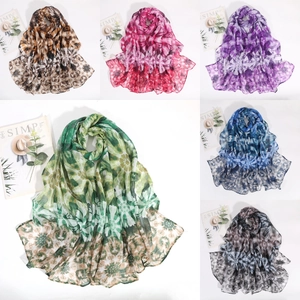 Détail de foulards en voile à imprimé floral multicolore avec des motifs tie-dye chic