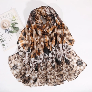 Détail d'une écharpe à fleurs avec motifs abstraits aux tons rétro caramel et marron