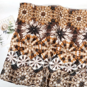 Détail d'une écharpe en voile avec imprimé floral vintage et motifs kaléidoscope