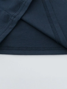 T-shirt en coton bleu marine pour enfants avec couture d'ourlet de qualité et texture fine