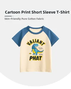 Détail du t-shirt à manches raglan en coton avec dinosaure bleu et motif Valiant