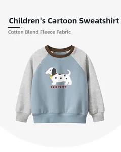 Détail d'un sweat bleu pour garçon montrant la doublure polaire et l'imprimé chiot