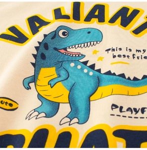 Détail d'un t-shirt en coton avec imprimé dinosaure et texte Valiant brodé dessus