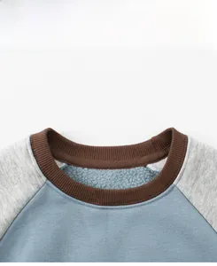 Détail du pull pour garçons avec doublure en molleton sherpa et col rond côtelé