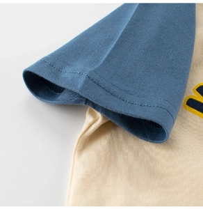 Détail de la double couture sur la manche raglan du t-shirt en coton pour enfant