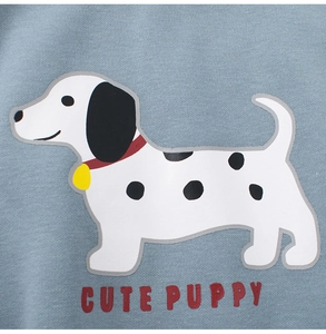 Détail de l'imprimé chiot mignon et du texte CUTE PUPPY sur le sweat-shirt bleu enfant