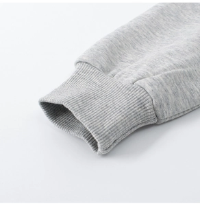 Détail du poignet côtelé gris chiné sur un sweat-shirt pour garçon en tissu doux