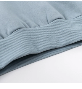 Détail du bord-côte d'un sweat-shirt bleu clair avec une couture de haute qualité