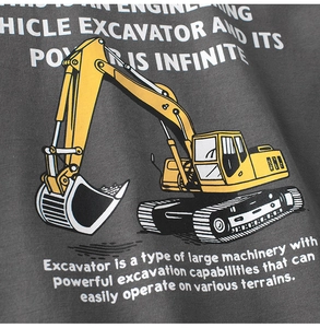 Nahaufnahme eines gelben Bagger-Cartoon-Prints auf dunkelgrauem Baumwollstoff eines T-Shirts