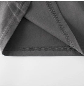 Detail der Doppelnadelnaht und des hochwertigen dunkelgrauen Baumwollstrickstoffs
