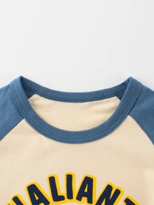 T-shirt enfant en coton avec manches raglan bleues et imprimé dinosaure jaune
